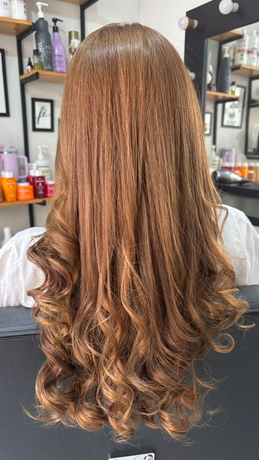 Cabelo caramelo longo com cachos